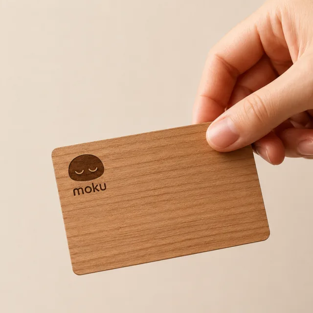 mokuカードを手に持ったところ