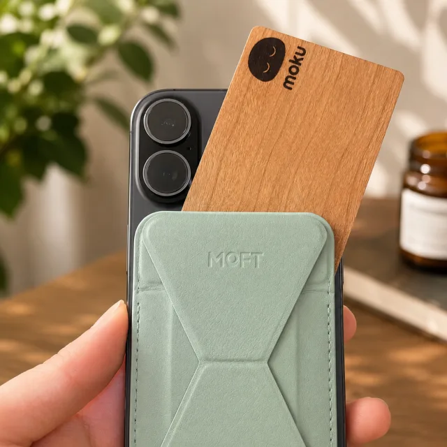 スマホ背面のカードホルダーに差したmokuカード