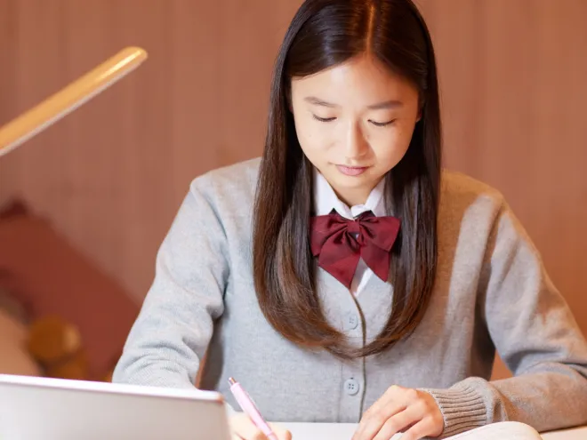 机で勉強する学生